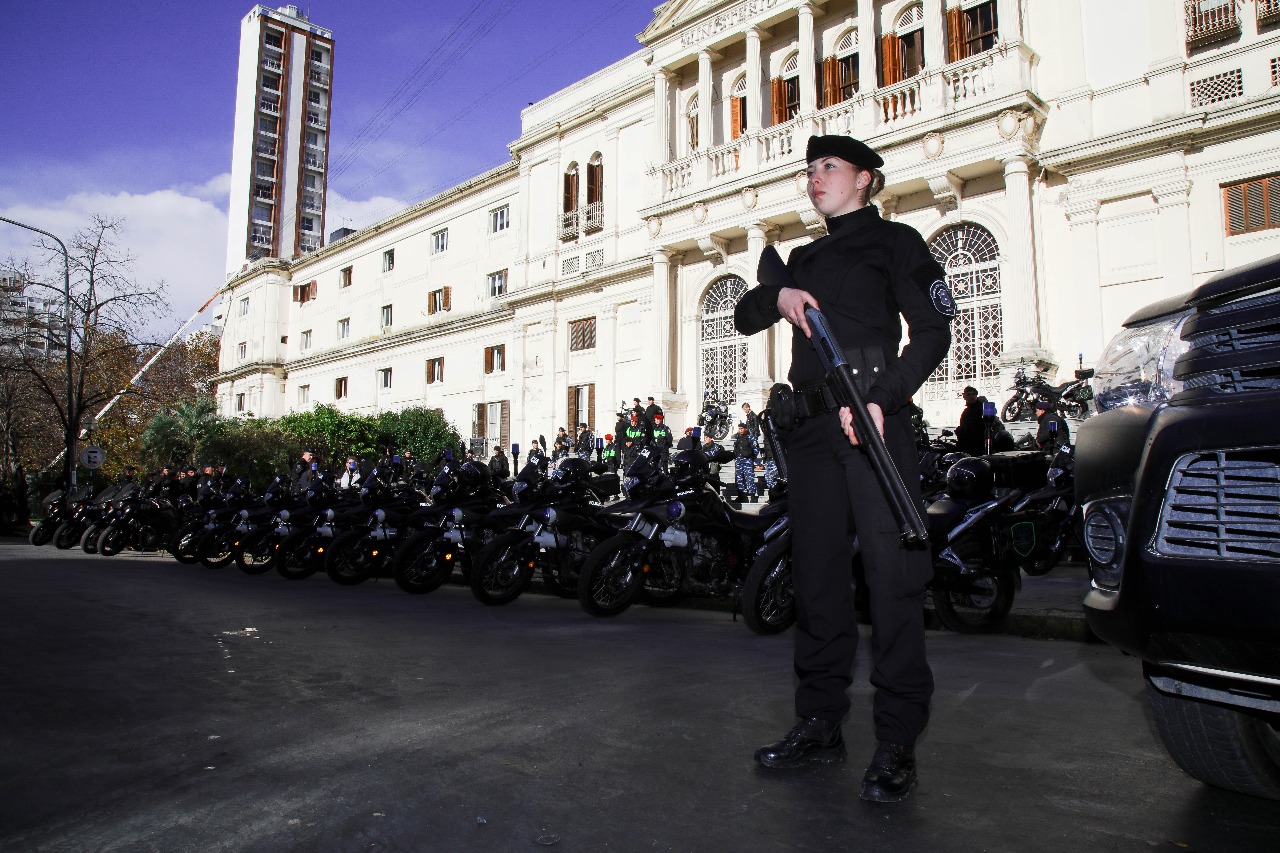 CADETES DE LA ESCUELA VUCETICH ENTREGARON ESCARAPELAS