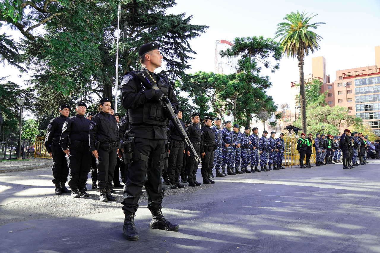 CADETES DE LA ESCUELA VUCETICH ENTREGARON ESCARAPELAS