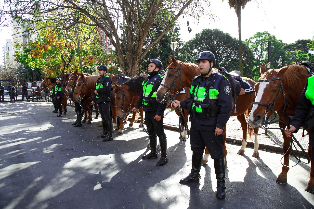 CADETES DE LA ESCUELA VUCETICH ENTREGARON ESCARAPELAS