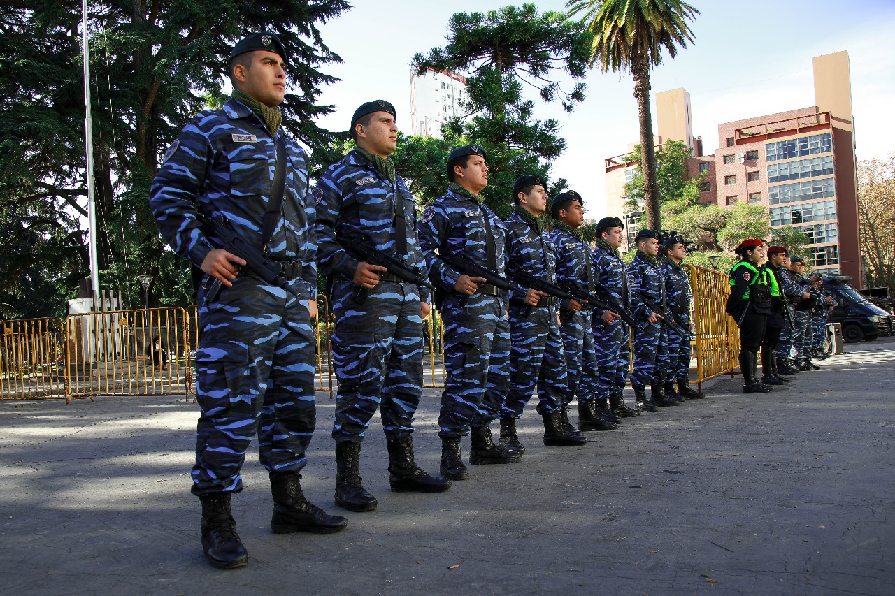 CADETES DE LA ESCUELA VUCETICH ENTREGARON ESCARAPELAS