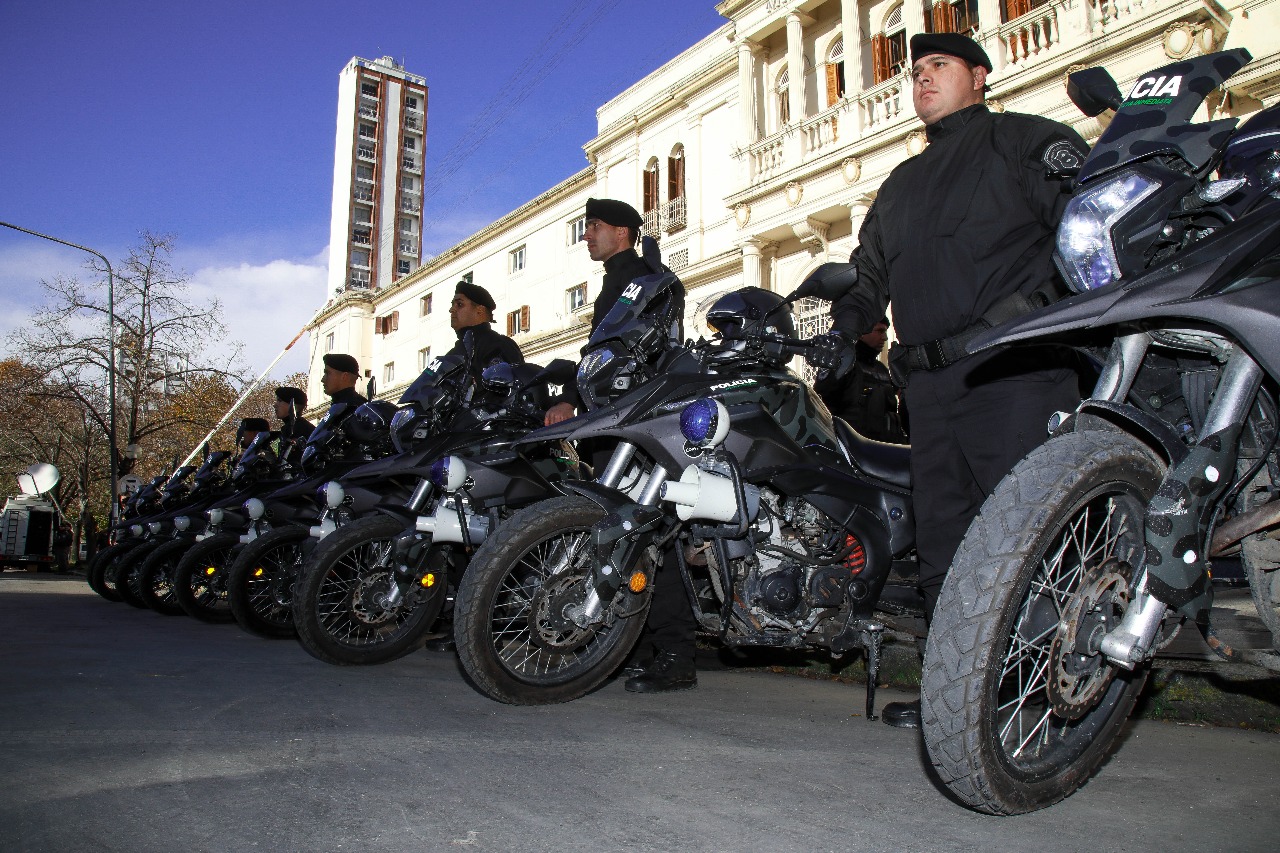 CADETES DE LA ESCUELA VUCETICH ENTREGARON ESCARAPELAS